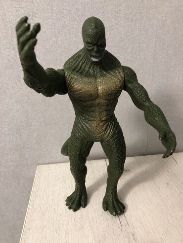 зеленый: Игрушка человек-ящер, от hasbro, высота 25 см, состояние новой игрушки