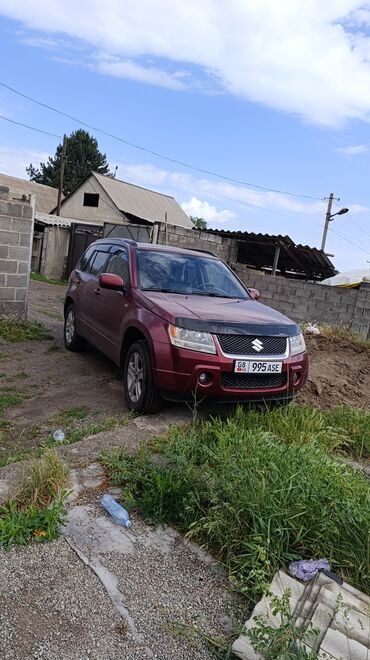 Suzuki: Продается автомобиль Suzuki Grand Vitara, окрашенный в бордовый цвет