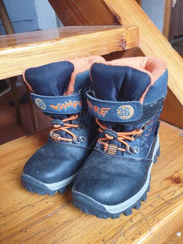 горная обувь: Зимние сапоги размер 26-27 по 250сом сандали р25 200сом кроксы 150сом