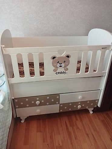 Mebel: Uşaq beşiyi – “Teddy” dizaynlı, çekmecəli model - Rəng: ağ və bej — 1
