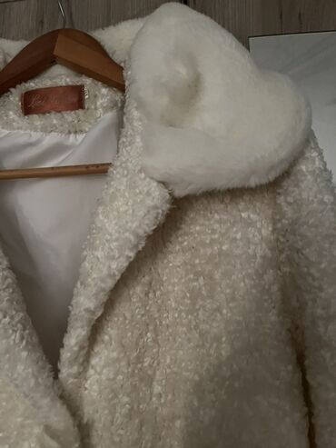 Kaputi: Beli damski kaput od boucle tkanine sa krznenim detaljima - — 8