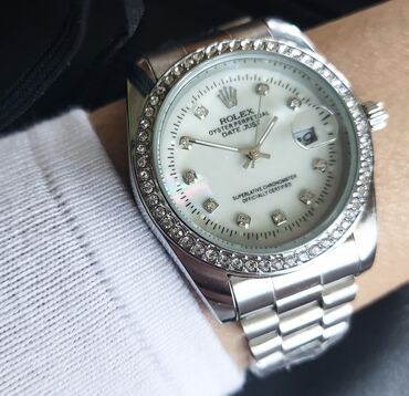 kožne pantalone ženske: Ženski sat Rolex sa datumom u funkciji. Brojčanik je prečnika 40 mm
