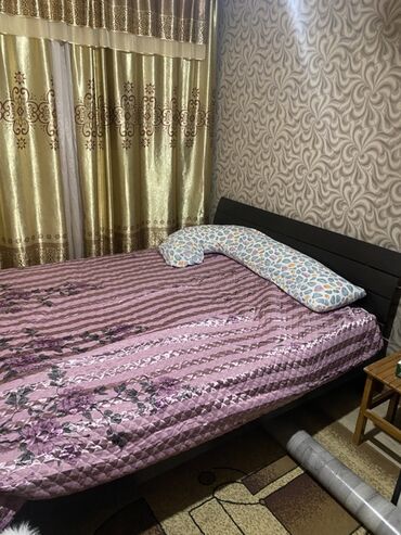 старые кровати: Кровать красивая черная на 160*200 Матрас год использовали +детская