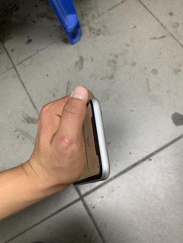 реми: IPhone XR, 128ГБ, белый цвет - Экран Liquid Retina (True Tone), Face — 5