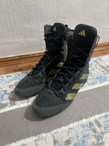 набор для бокса: Продаю боксерки adidas hog 4 оригинал Носил 2месяца Причина продажи