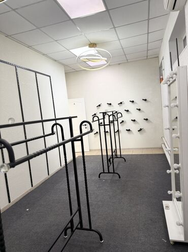 Бутики: Сдаю Бутик, 30 м², С ремонтом, Действующий, Без оборудования — 12