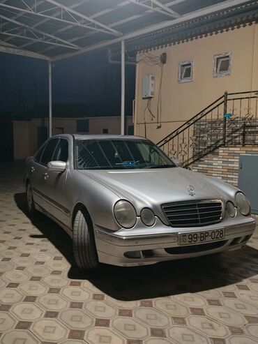 mercedes sprinter 8 1: Mercedes-Benz E 220: 2.2 l | 2001 il Sedan