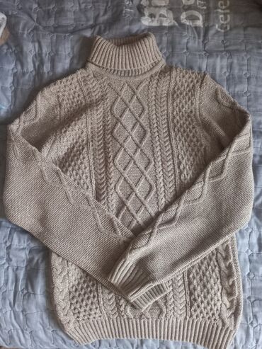 мужская кофта: Продаю свитер уни 800сом размер S