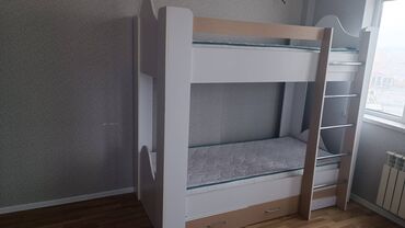 Для девочки и мальчика, Б/у, Кровать, С матрасом, С выдвижными ящиками, МДФ
