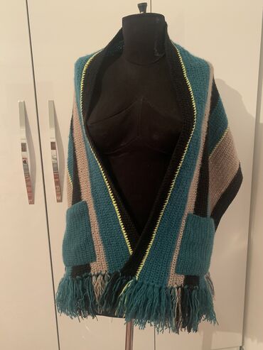 Другая женская одежда: Продаётся шерстяной вязаный палантин с карманами, стильный, очень at lalafo.kg — 4 Другая женская одежда: Продаётся шерстяной вязаный палантин с карманами, стильный, очень — 4
