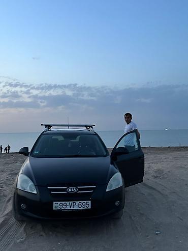 Kia: Kia Cee’d, qara rəng, hetçbek/kombi kuzov. Ön hissədə xrom elementli — 2