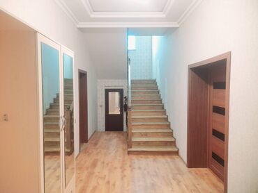 Həyət evləri və villaların satışı: 300 kv ev ikidasli tikili. Qaz su isiq daimi. Avtobus dayanacaginin — 4