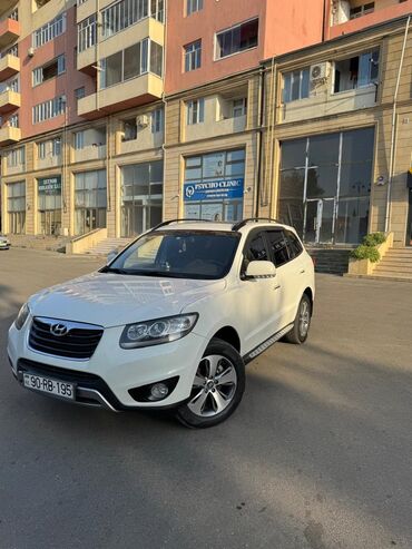 Ağ rəngli Hyundai Santa Fe SUV modeli. Bu avtomobil geniş interyeri və