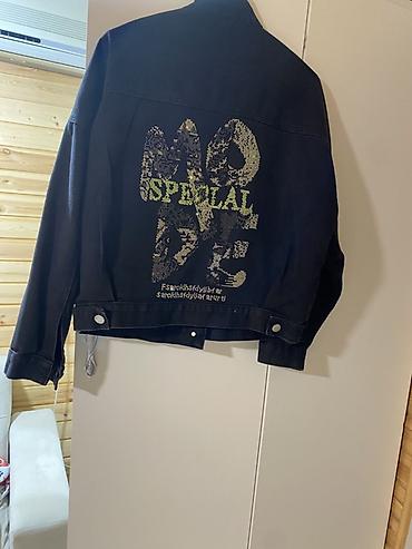 yeni sezon kurtkalar: Qara denim cins jaket - Model: arxa hissədə iri “MODE/SPECIAL” printi — 1