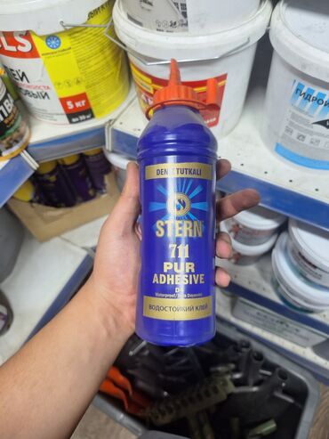 швабра для дома: Бутылка клея Stern 711 PUR ADHESIVE, предназначенного для водостойких