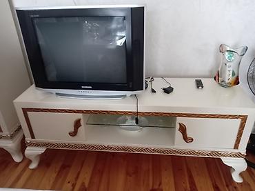 direksiyon set: Klassik üslubda TV stendi - TV stendi: Krem-ağ rəngdə, qızılı naxışlı — 1