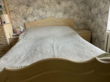 я ищу кровать: Спальный гарнитур, Б/у, Двуспальная кровать, цвет - Бежевый