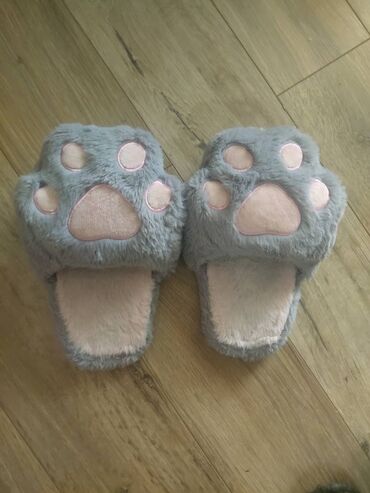 Slippers: Indoor slippers, 38