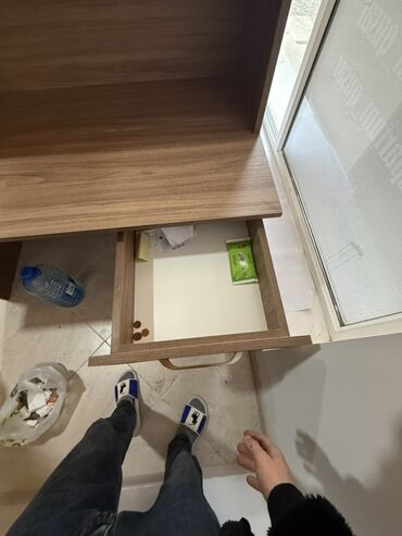 Sifarişlə resepşn masaları: Ofis resepsiyon/iş masası – ağac fakturalı laminat - Üst hissədə — 3