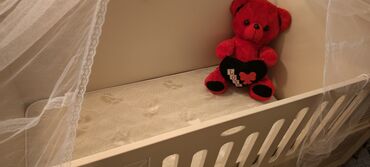 Beşiklər: Oğlan və qız üçün, Dördbucaq, Beşik, Dəstsiz, Matras ilə, Yellənmə mexanizmsiz — 8