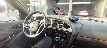 Другие автомобили: Белый седан компакт‑класса с передним приводом. Кузов 4‑дверный, на — 15