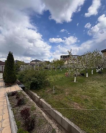 Продажа коттеджей и домов: 🏡🌳 Продаётся большой дом в селе Кок-Джар 📍 Адрес: ул. Алапаева 16 📐 — 16