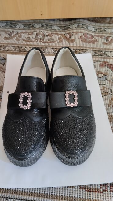 продаю женские туфли: Продаю школьные туфли на девочку размер 31 состояние отличное цена 700