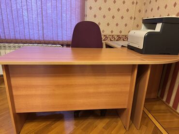 Ofis masaları: İşçi üçün, Künc masa