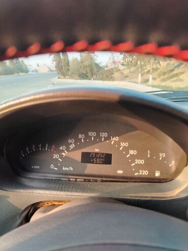 Mercedes-Benz: Mercedes‑Benz A‑Class (A140/A160 seriyasına oxşar), qırmızı rəngli, 5 — 5