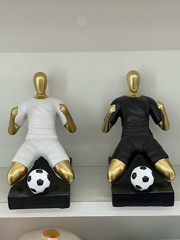 Darts: Şəffaf akril qutuda, daxili işıqlandırması olan futbolçu Osimehnin — 3