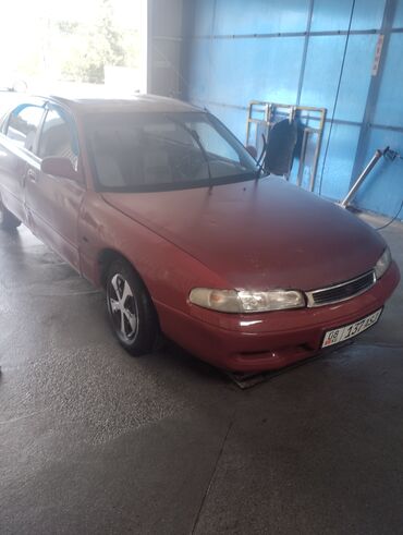 машина дишовый: Седан Mazda 626 красного цвета, подходящий для повседневного