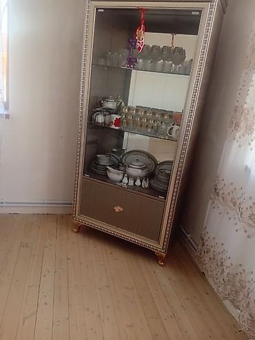 Şüşə vitrinli bufet şkaf - Material: ön hissədə şəffaf möhkəm şüşə