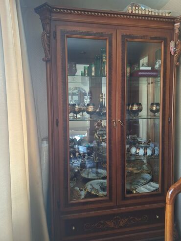 Dolablar: Açılan, 2 qapılı Düz dolab, Bufet
