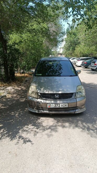 грузовое авто в аренду: Продается Honda Stream серебристого цвета. Этот компактный минивэн –