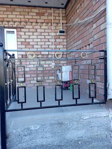 Откатные ворота: Элегантные кованые ворота черного цвета с изящными золотистыми — 25