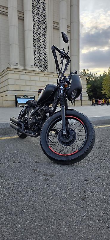 ses bogucu: Bobber/Chopper üslublu xüsusi yığma motosiklet - Mat qara dizayn — 2
