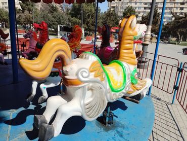 Digər biznes avadanlığı: Təcili Karnaval karusel satılır. 12 ədəd at fiqurlardır. orjinal — 9