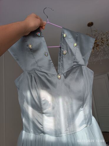 вечерние платья серого цвета: Кече көйнөгү, Барпайган кооз, Узун модель, Атлас, Жеңдери жок, Корсет, L