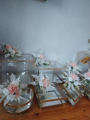 Xonça: Ağ güllərlə birlikdə 700 manata satılır.2 dəst qırmızı və mavi — 12