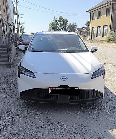 Электромобиль GAC Aion S (белый седан) Ключевые особенности: -