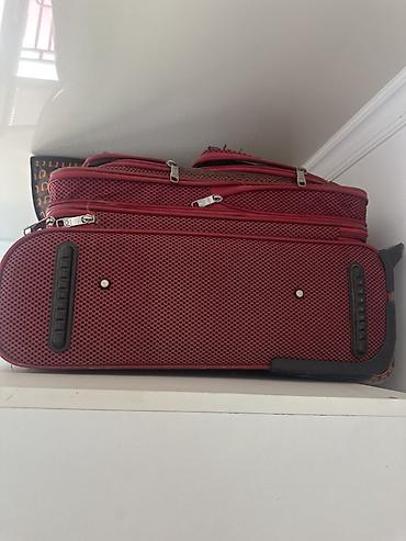 kipling monkey: Дорожный чемодан на колесах Kingpin, текстильный, красный с черным — 1