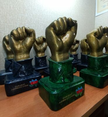 gerb şəkilləri: Zəfər bizimlədir. Eksklüziv əl işləridir. Bu zövqlü hədiyyələrin hər