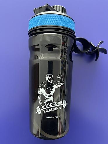 shaker: “Hardcore Training” idman şakeri 600ml - Qarajlı qapaq və vidalı içmə — 2