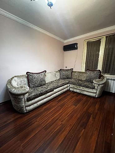 Divanlar: Künc divan açılıb yığılır 6 balışı var əlavə pufik də var dördbucaq — 3