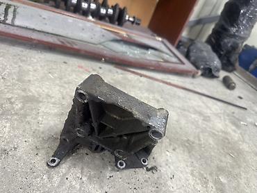 Двигатели, моторы и ГБЦ: Запчасть на мерседес w124 102 двигатель . Коленвал помпа, блок — 12