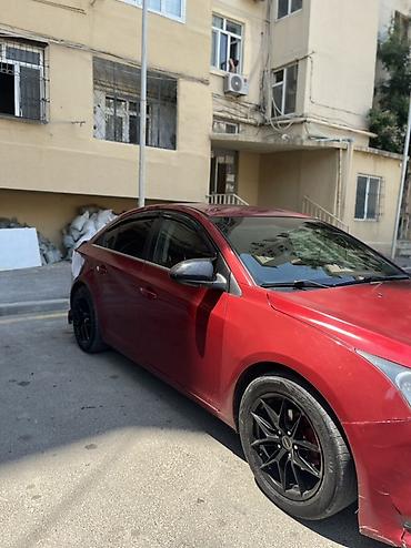 dord goz: Chevrolet Cruze sedan – qırmızı rəng Xüsusiyyətlər: - Kuzov: 4 qapılı — 3