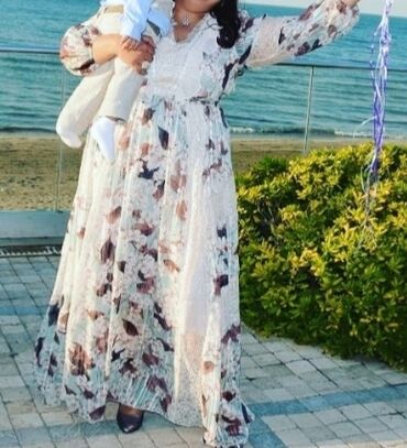 vecerni koynekler: 200 manata alinib. 1 defe geyinilib. 44 razmer. 70 manata satilir