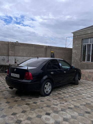 Volkswagen: Volkswagen Bora/Jetta sedan - Kuzov: 4 qapılı sedan, qara rəng - — 2