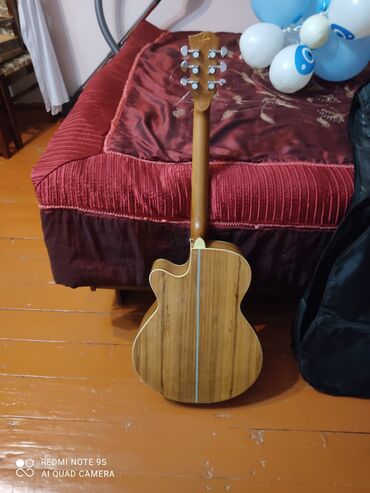 mingecevirde surucu isi: Gitar. Heçbir problemi yoxdur. Hər şeyi ilə verilir. Gitar