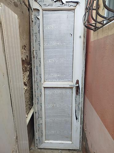 pilasdik qaplar: PVC qapı – ağ rəngdə, klassik dizayn. Xüsusiyyətlər: - Material — 2